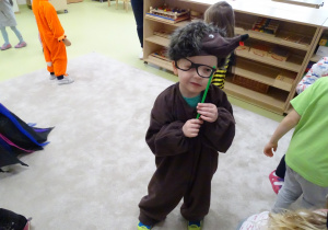 Chłopiec w kostiumie jeża w okularach